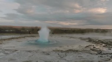 Gayzer süper yavaş çekimde patlıyor, İzlanda