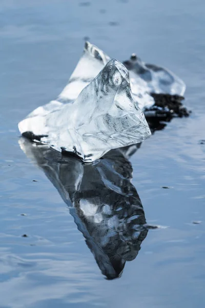 Geïsoleerd stuk ijsberg smeltend met reflectie — Stockfoto