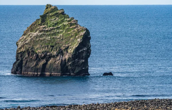 Ogromny głaz w pobliżu wybrzeża z ogromnym oceanem — Zdjęcie stockowe