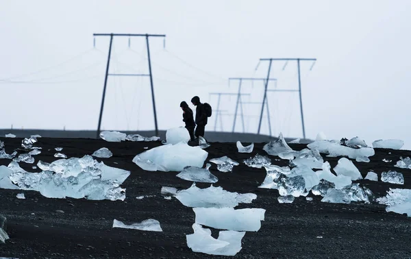 Diamantová pláž a nepoznatelní turisté procházky na Islandu — Stock fotografie