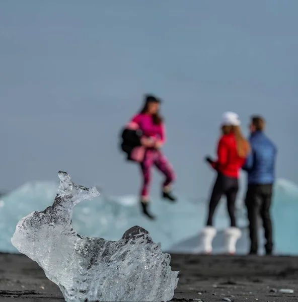 背景と氷山に焦点を当てたぼやけた観光客 — ストック写真
