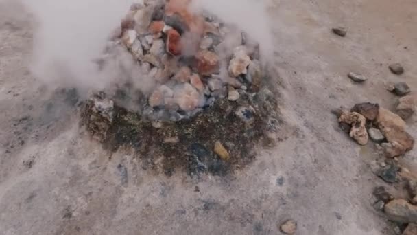 Fumarole füst szuper lassított felvételű és felismerhetetlen turisták — Stock videók