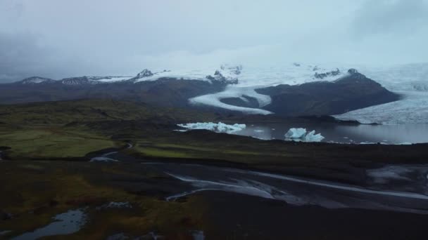 Närmar sig drönarflygning till massiv glaciär, Island — Stockvideo