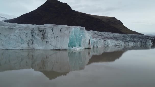 Volando lejos de las grietas glaciares masivas, Islandia — Vídeos de Stock