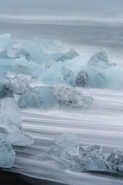 Lunga esposizione di iceberg sulla spiaggia di Jokulsarlon, composizione verticale — Foto Stock