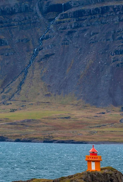 Faro naranja cerca de la orilla del fiordo en Islandia —  Fotos de Stock