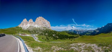 Sella Geçidi 'nde panoramik yol ve dönüm noktası, Dolomitler