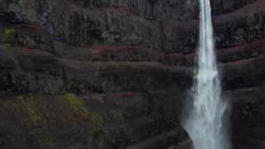 İzlanda 'da Hengifoss Şelalesi