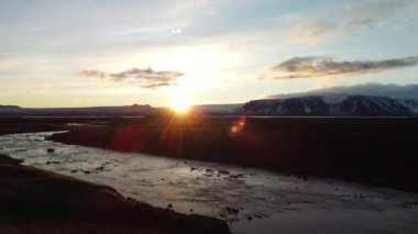 Gün batımında buzul nehrinin üzerinde metin uzayı ile uçmak