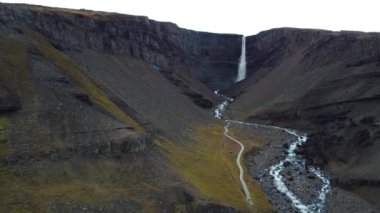 İzlanda 'daki Hengifoss şelalesine iniyoruz.