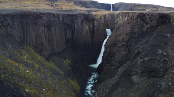 Flyver væk fra Litlanesfoss og Hengifoss vandfald i Island – Stock-video