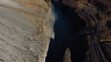 Bazaltik nehir kıyısının en üst görünümü