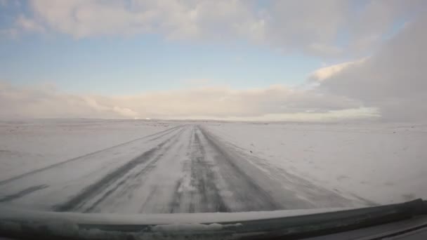 Conduire à travers la neige couvert de temps de route — Video