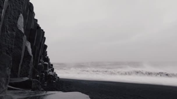 Τρέμουν κάμερα κοντά basaltic στήλες και τραχύ ωκεανό — Αρχείο Βίντεο