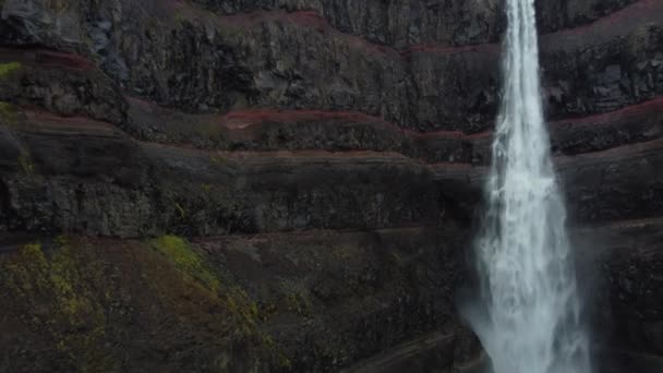 Cachoeira Hengifoss se aproxima do voo na Islândia — Vídeo de Stock