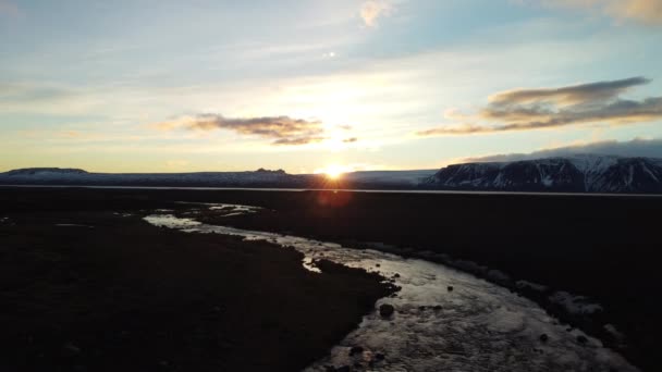 Volare all'indietro sul fiume ghiacciaio al tramonto con spazio di testo — Video Stock
