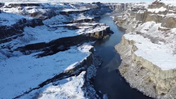 Massiver Canyon mit schneebedecktem Fluss — Stockvideo