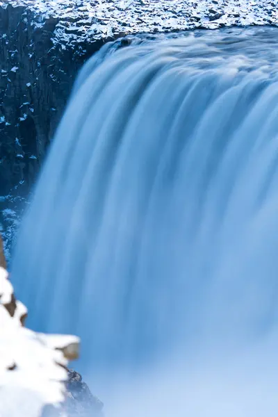 Kayaların üzerinde muhteşem ipek su akıntısı, Dettifoss. — Stok fotoğraf