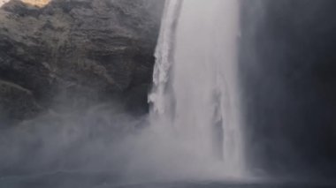 Süper yavaş çekimde devasa bir şelale.