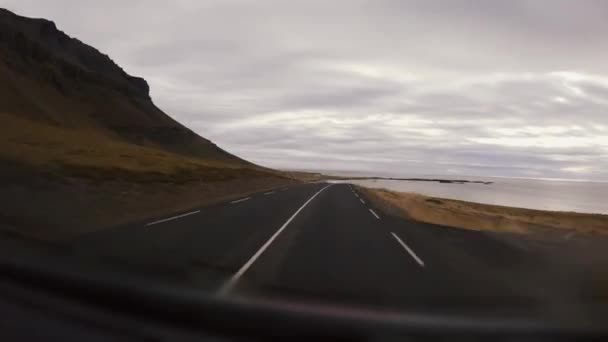 Jazda po zakrzywionej drodze wokół fiordu, upływ czasu drogowego — Wideo stockowe