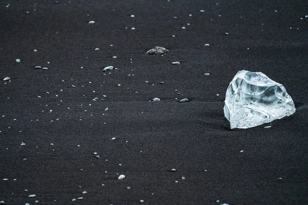 Ledový diamant na pláži diamanty v Jokulsarlonu — Stock fotografie