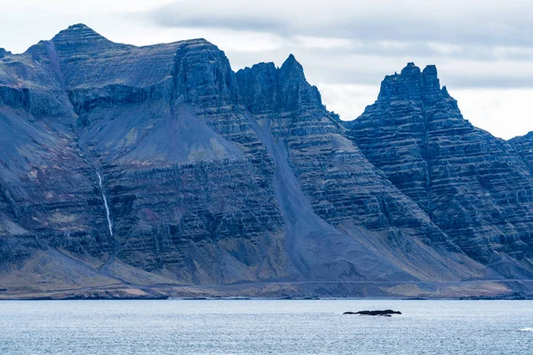 Fjord, road and huge colorful mountains, long shot — Stock Photo, Image