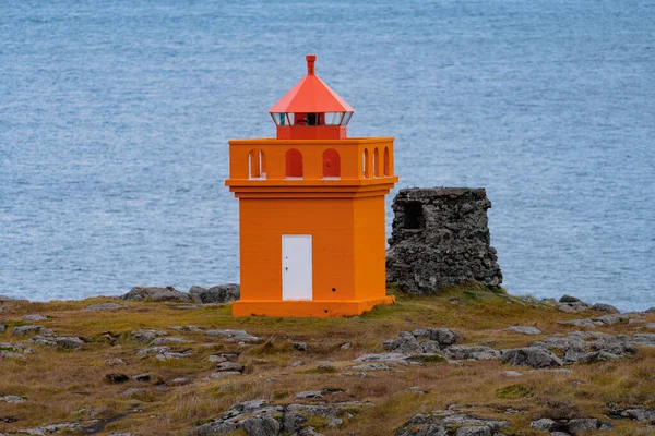 Leuchtturm in der Nähe des Ozeans — Stockfoto