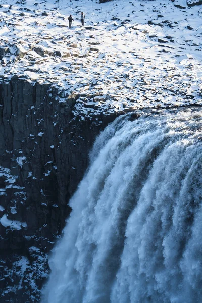 Захватывающий водопад Деттифосс с размытыми туристами — стоковое фото