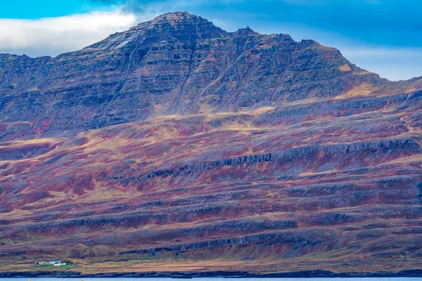 Fjord, domy a obrovské barevné hory, dlouhý záběr — Stock fotografie