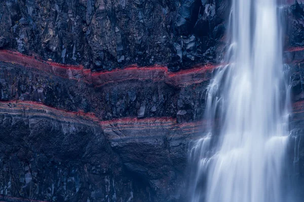 Hengifoss vízesés közelkép hosszú expozíció vörös rétegek — Stock Fotó
