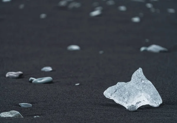 Diamante de hielo sobre la arena negra de la playa de diamantes en Jokulsarlon — Foto de Stock