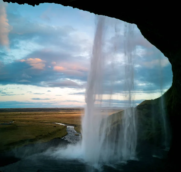 Inne i Seljalandsfoss vattenfall tidigt på morgonen på Island — Stockfoto