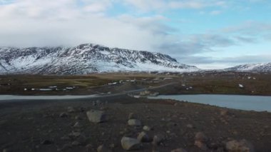 Buzul nehri üzerindeki köprüye doğru uçuyor.