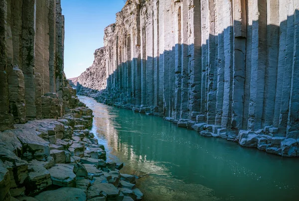 Spettacolari colonne basaltiche e canyon fluviali in Islanda — Foto Stock