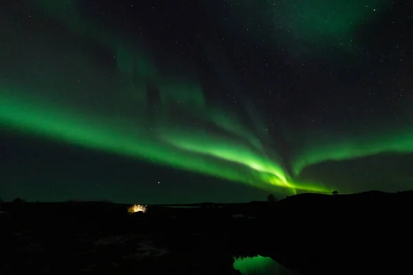 Aurora boreal com estrelas e reflexos de lago — Fotografia de Stock