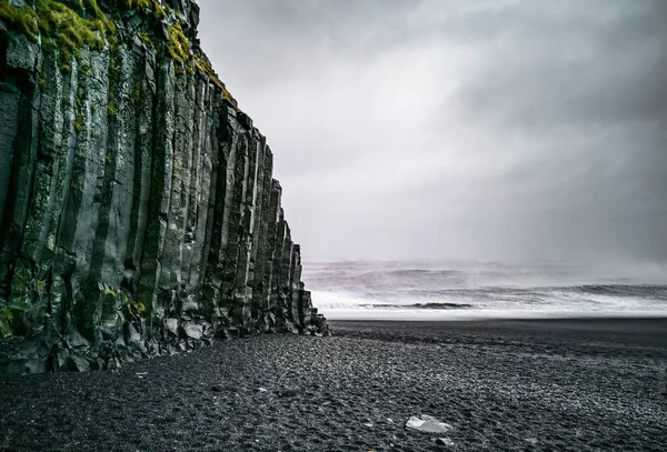 Буря над чорним пляжем з базальтовими колонами — стокове фото