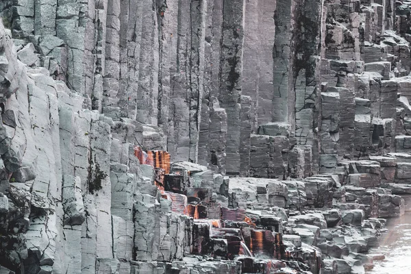 冰岛带溪流的目视玄武岩柱背景 — 图库照片