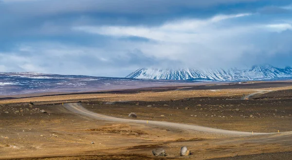 İzlanda 'nın dağlık kesimlerine kadar insanların olmadığı bir yol. — Stok fotoğraf