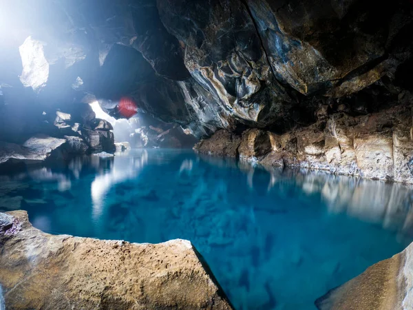Aguas azules de la Cueva de Grjotagja en Islandia — Foto de Stock