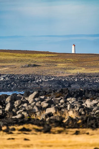 火山の風景の上に隠された灯台、垂直組成 — ストック写真