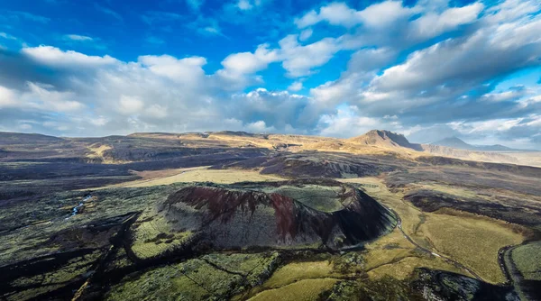 Вулканический ландшафт с кратером в Исландии, широкая панорама — стоковое фото