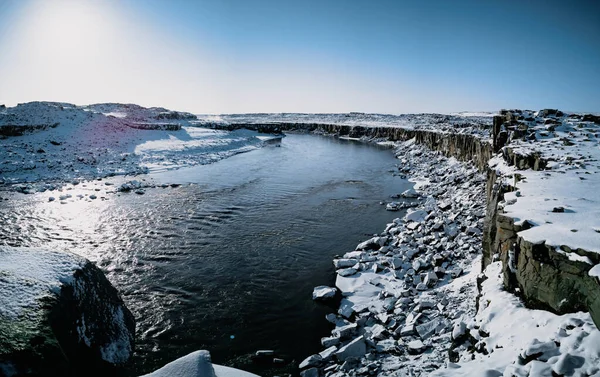 Kubus rotsen en rivier met selfoss waterval op de achtergrond — Stockfoto