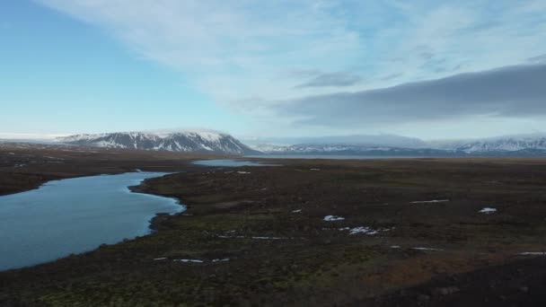 Volando sobre las tierras altas con glaciares y ríos — Vídeo de stock