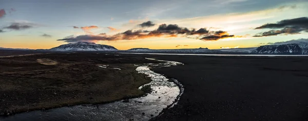 Flod med meandrar som rinner mot sjön i skymningen — Stockfoto