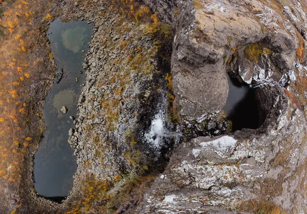 Horní pohled na vodopád nad kaňonem Asbyrgi — Stock fotografie