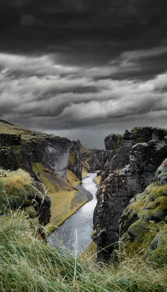 Spektakulär kanjon under den mörka molniga himlen — Stockfoto