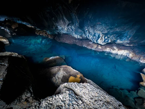 Głęboko niebieskie wody jaskini Grjotagja w Islandii — Zdjęcie stockowe