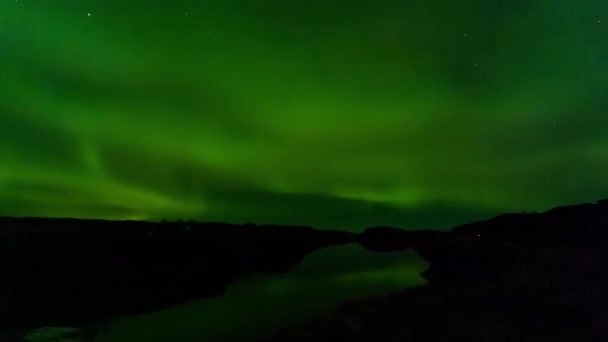 Aurora Boreal Time Lapse con reflejos de agua — Vídeos de Stock