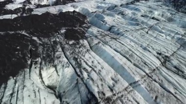 Büyük buzul çatlaklarına doğru uçuşa geçiyoruz.