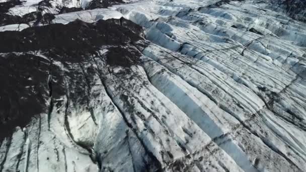 Aproximándose al vuelo a las grietas masivas del glaciar — Vídeos de Stock